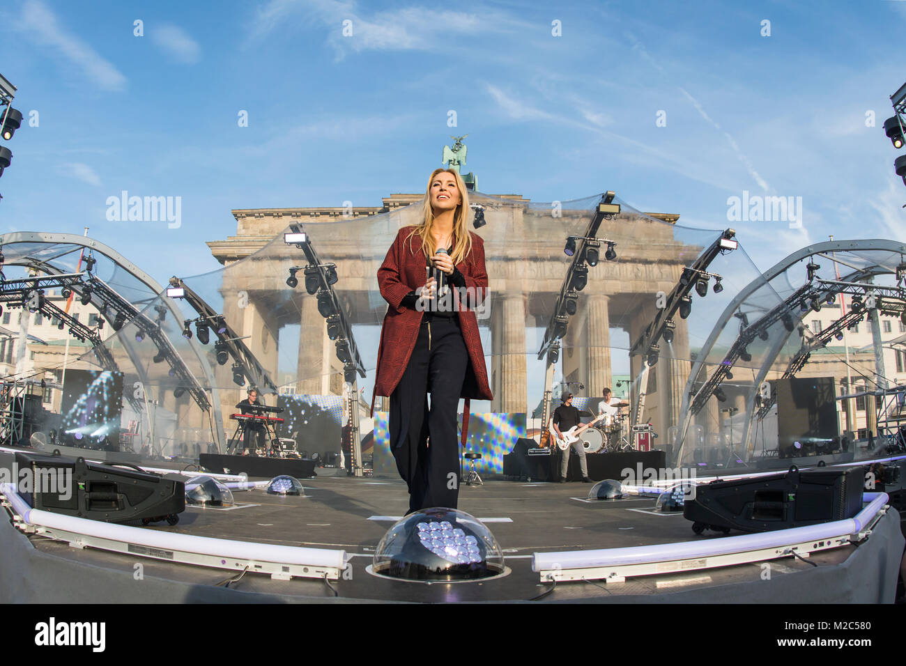 Alexa Feser (deutsche Sängerin und Songwriterin) beim Fest zum Tag der Deutschen Einheit auf der Bühne vor dem Brandenburger Tor in Berlin. Stockfoto
