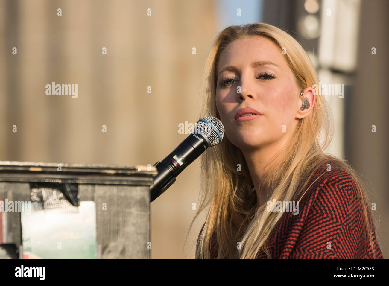 Alexa Feser (deutsche Sängerin und Songwriterin) beim Fest zum Tag der Deutschen Einheit auf der Bühne am Brandenburger Tor in Berlin. Stockfoto
