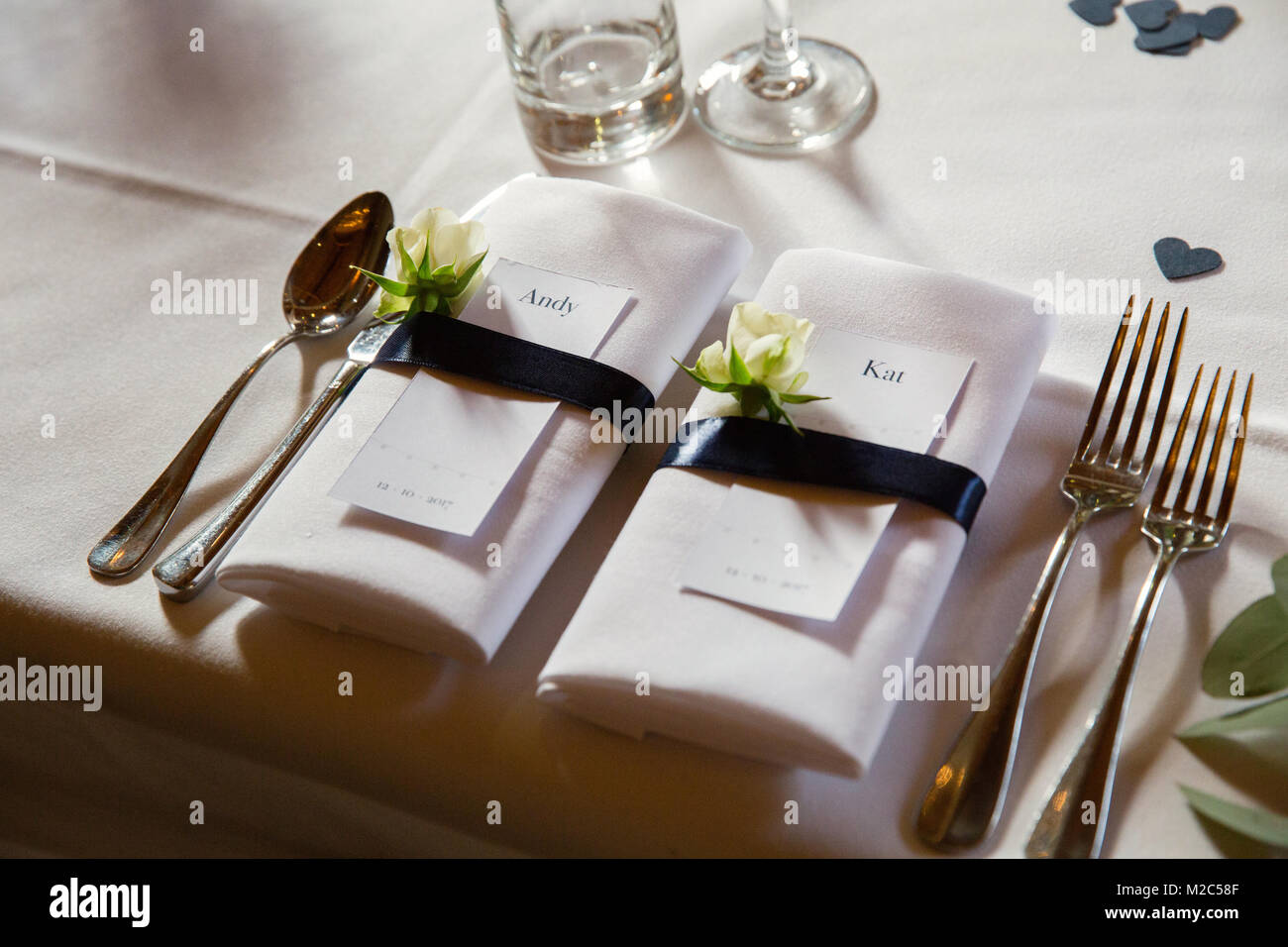 Serviette Einstellung am Tisch, mit Platzkarten, close-up Stockfoto