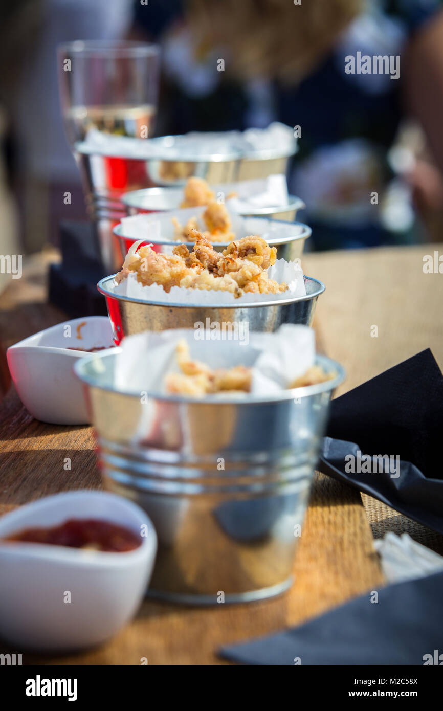 Snack in Miniatur Eimer, auf Tisch Stockfoto