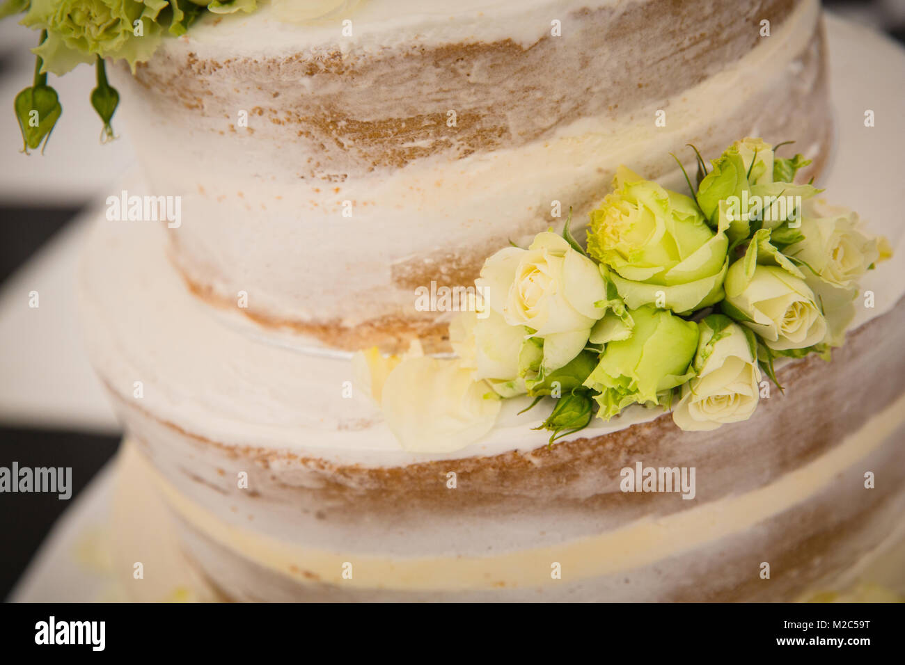 Tiered Hochzeitstorte, mit Blumen geschmückt, close-up Stockfoto