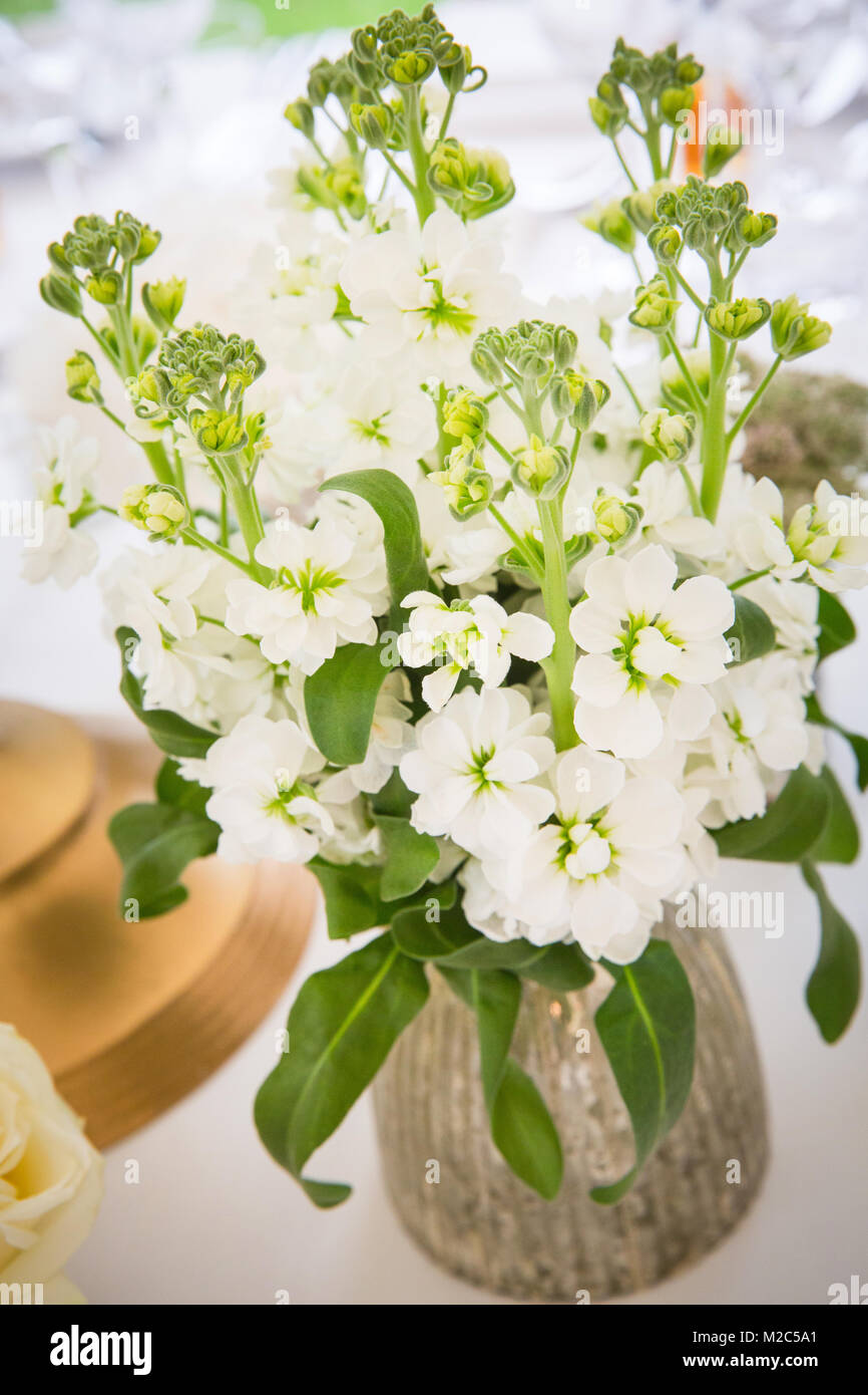 Blumenschmuck in der Vase auf dem Tisch, Nahaufnahme Stockfoto
