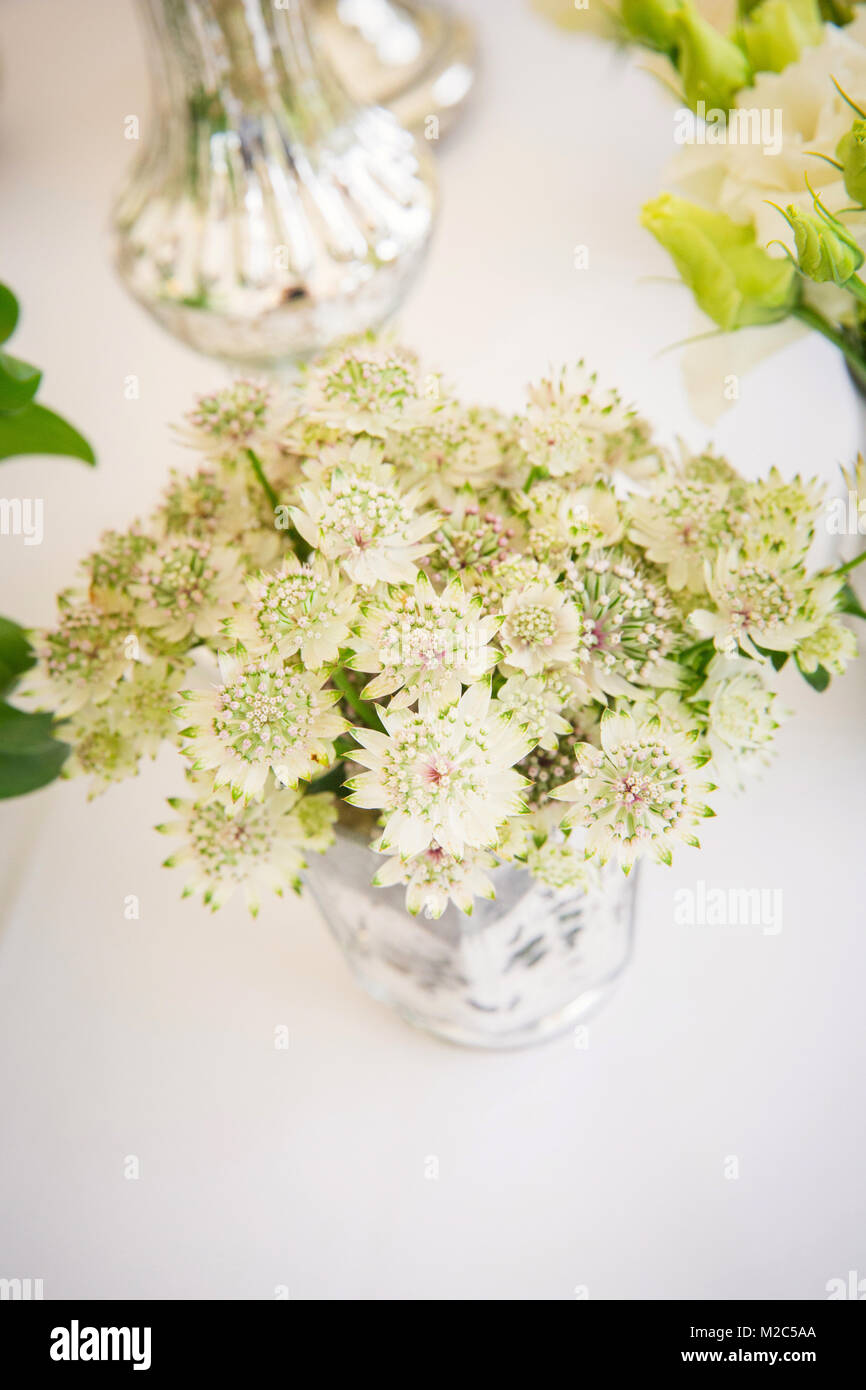 Blumenschmuck in der Vase auf dem Tisch, Nahaufnahme Stockfoto
