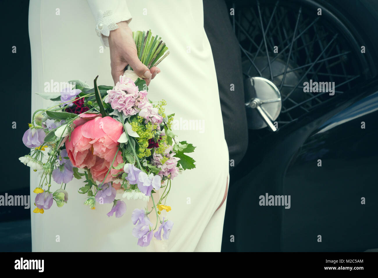Braut Holding wedding bouquet, mittlere Partie Stockfoto
