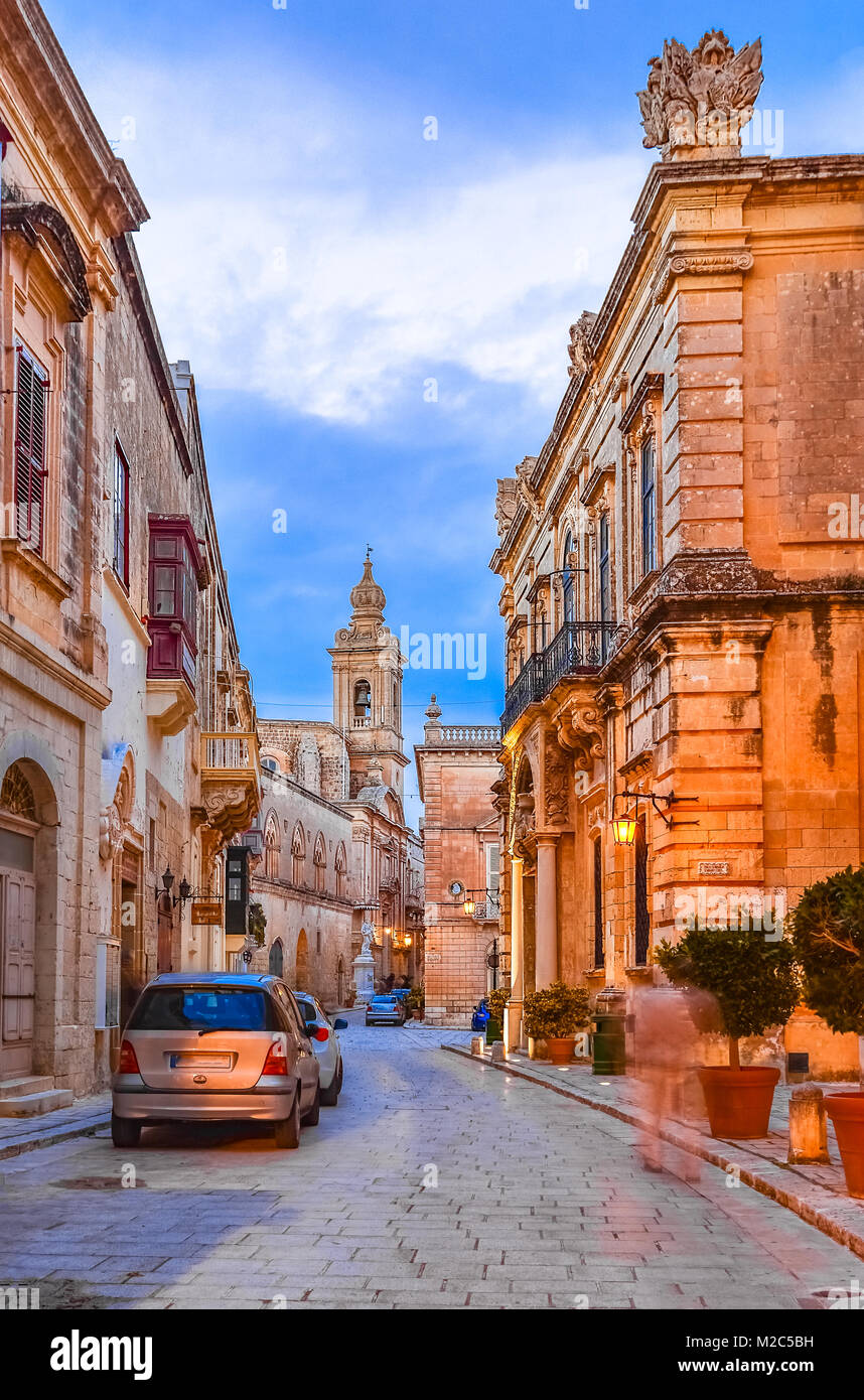 Victoria, Gozo, Malta: die engen Straßen der Zitadelle am Sonnenuntergang. Stockfoto