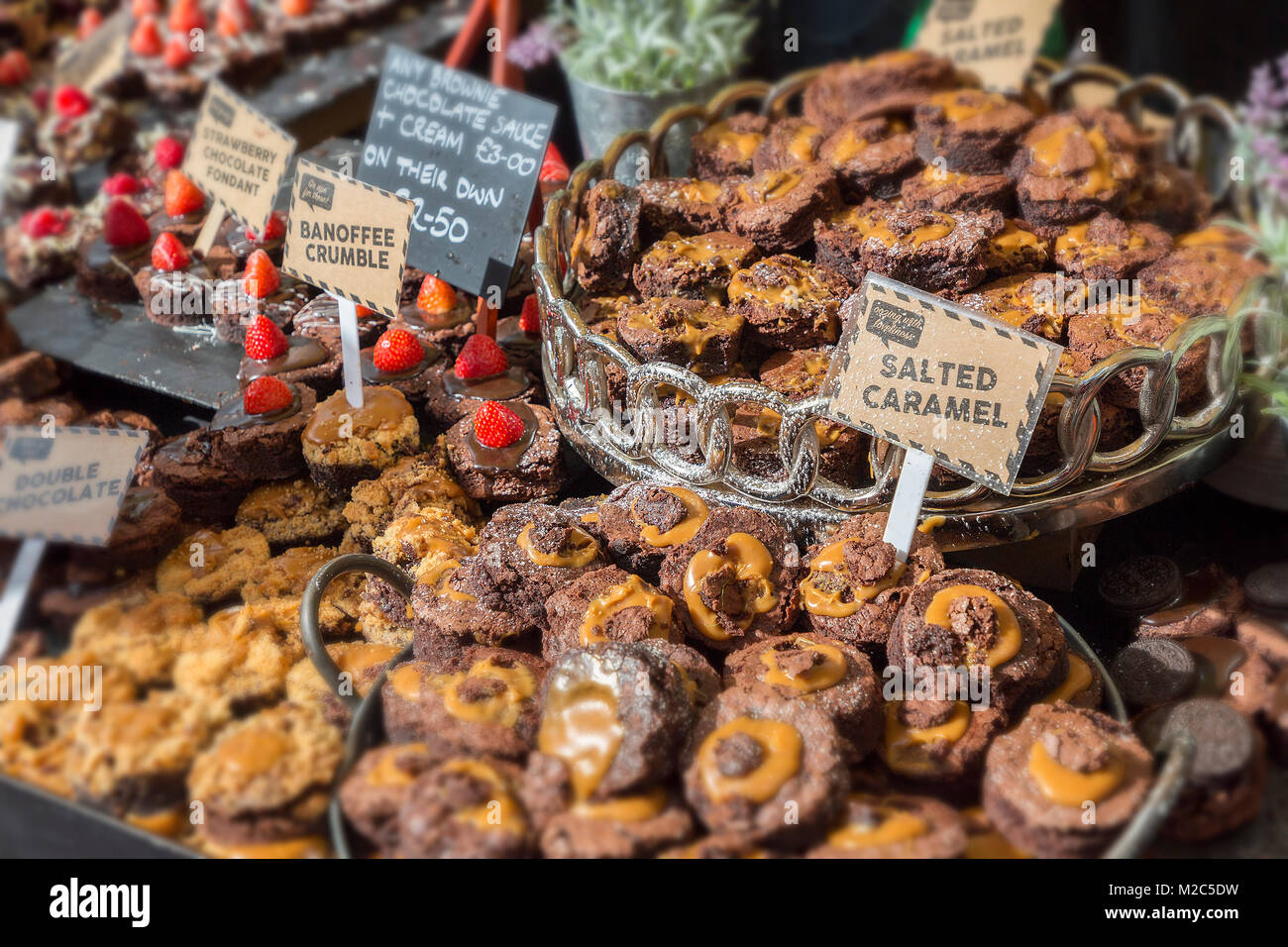 Gesalzen Karamell brownies zum Verkauf an Food Festival, Abergavenny, Wales, Großbritannien Stockfoto