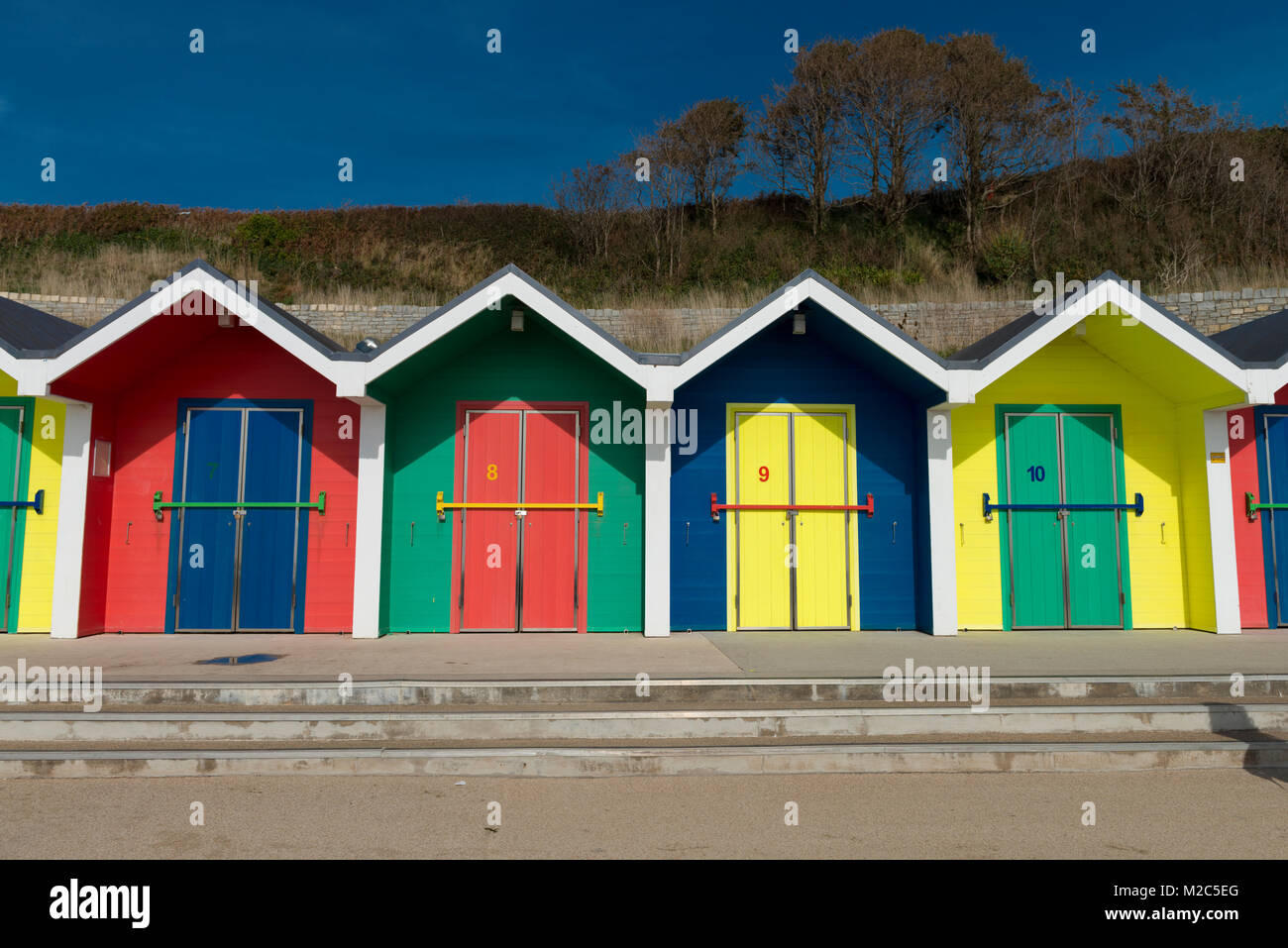 Bunten Badekabinen mit Blick auf die Bucht von Whitmore, Barry Island, Wales, UK. Stockfoto