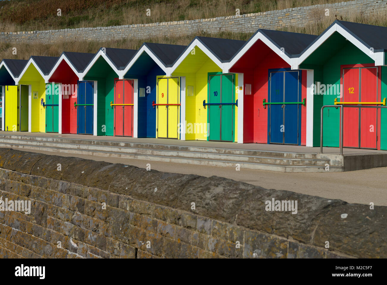 Bunten Badekabinen mit Blick auf die Bucht von Whitmore, Barry Island, Wales, UK. Stockfoto