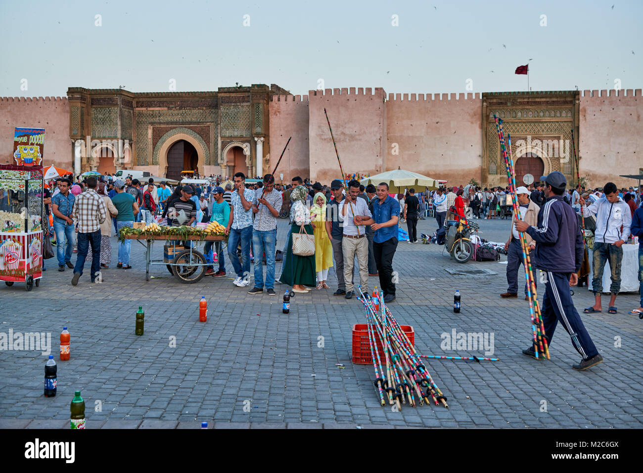 Menschen auf Lahdim Platz mit Bab Mansour City Gate hinter, Meknes, Marokko, Afrika Stockfoto