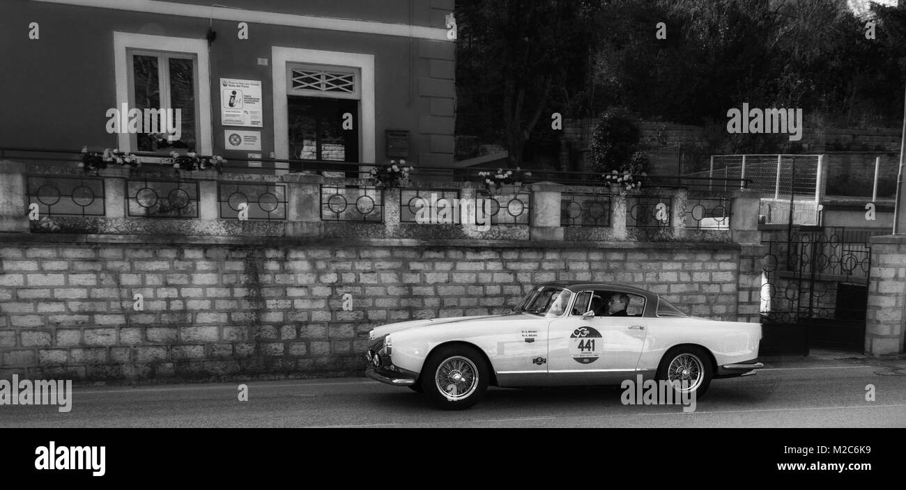 GOLA DEL FURLO, Italien - 19. Mai: FERRARI 250 GT BOANO 1956 ein alter Rennwagen Rallye Mille Miglia 2017 die berühmte italienische historische Rennen (1927-1957) Stockfoto