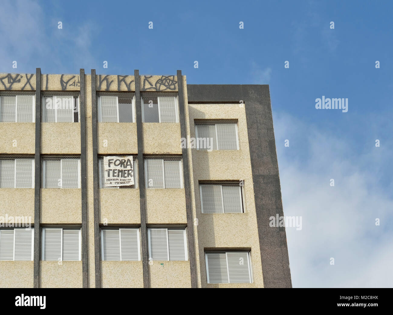 Campinas, SP/Brasilien - Februar 04, 2018: Zeichen protestieren gegen die Brasilien Präsident Michel Temer außerhalb von einem Fenster in ein Gebäude downtow Stockfoto