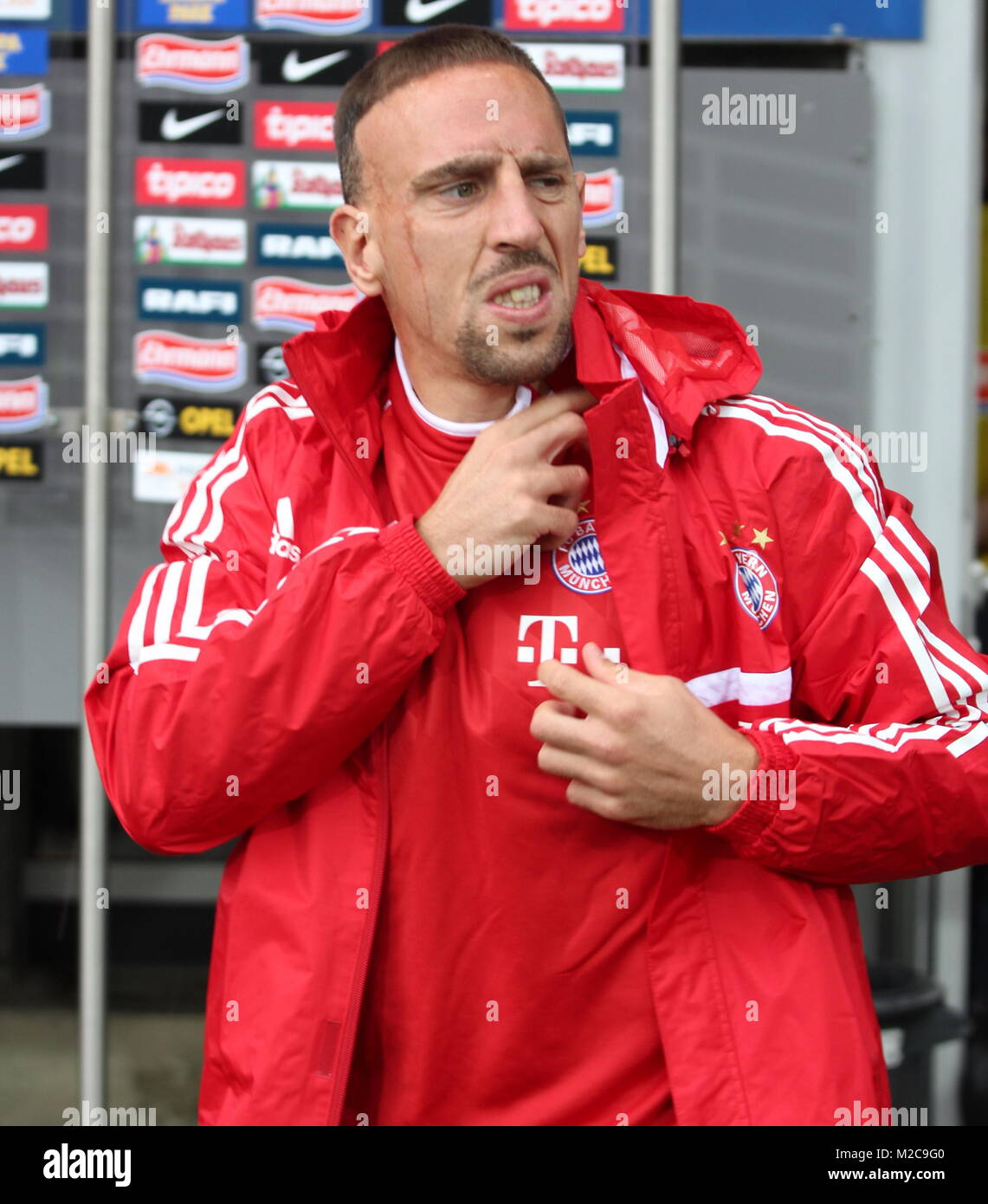 Franck Ribery grisgrämig drein guckt, in Freiburg saß der Franzose zunächst auf der Reservebank - Fußball-Bundesliga: 4. Spieltag, SC Freiburg gegen FC Bayern München Stockfoto