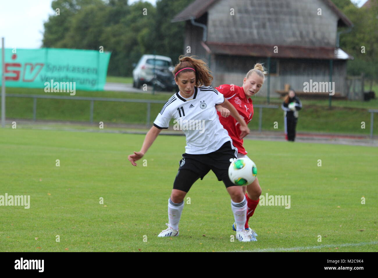 Burcu Özkanca im Duell gegen die Schweizerin Nathalie Lienhard - Fußball-Länderspiel in Löffingen: Deutschland vs Schweiz (U17 Juniorinnen) Stockfoto