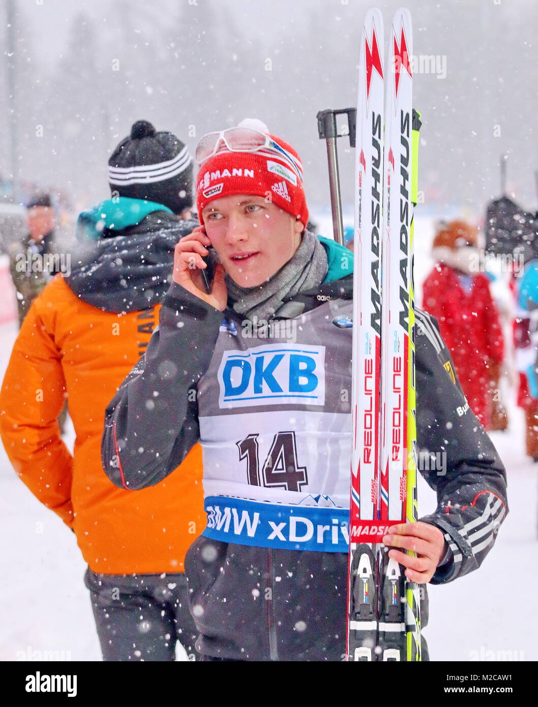 Erstes Telefonat mit der Heimat nach dem sechsten Platz: Benedikt Doll (SZ Breitnau) - IBU Weltcup Biathlon Sprint in Ruhpolding Stockfoto