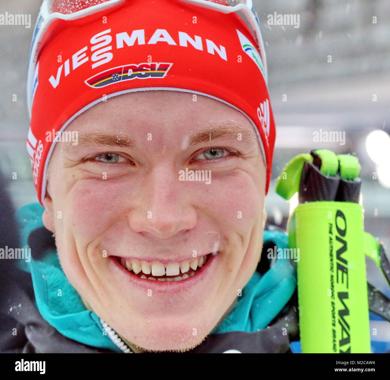 Benedikt Doll freut sich diebisch über den sechsten Platz und grinst bis hinter die Ohren - IBU Weltcup Biathlon Sprint in Ruhpolding Stockfoto