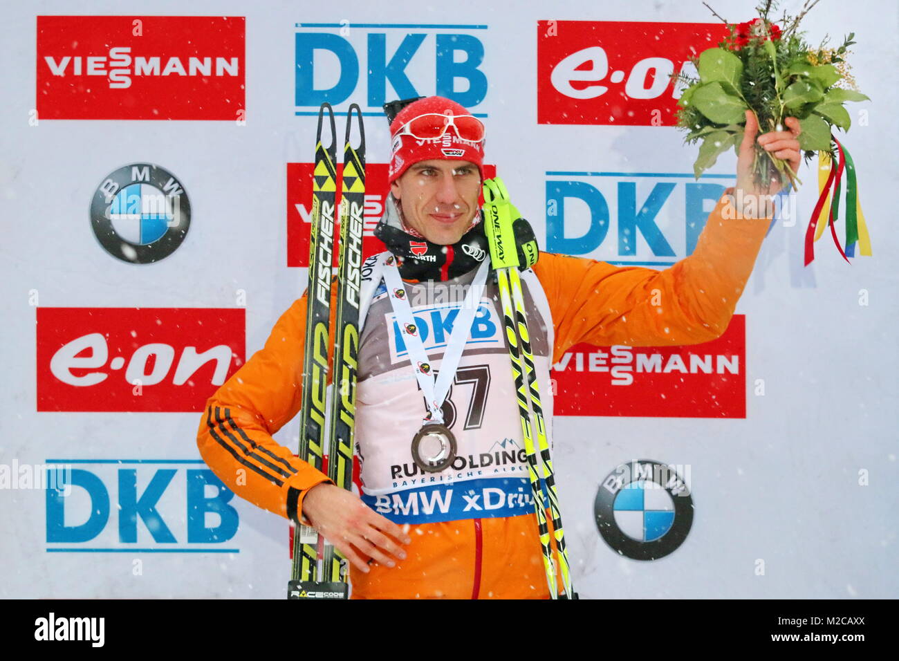 Arnd Peiffer (WSV Clausthal-Zellerfeld) jubelt in Ruhpolding über Rang drei-IBU Weltcup Biathlon Sprint in Ruhpolding Stockfoto