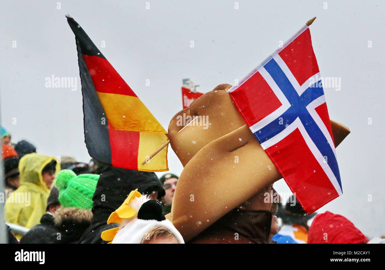 Deutsche und norwegische Fans zeigen beim IBU Weltcup Biathlon Sprint in Ruhpolding @ Nationalflaggen.de Stockfoto