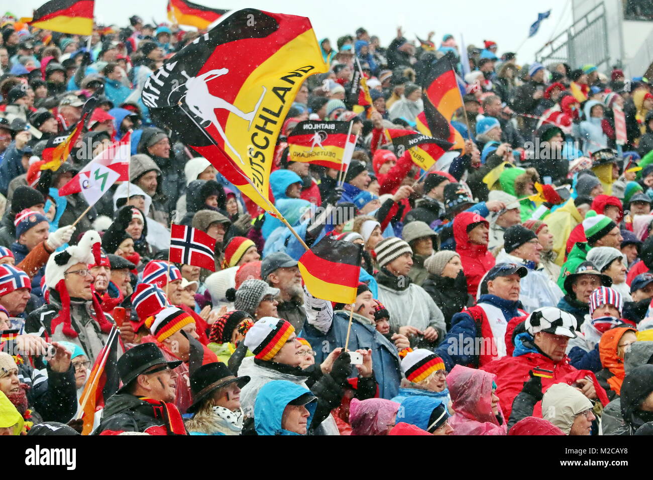 Deutsche und norwegische Fans bejubeln die Erfolge ihrer Biathleten beim IBU Weltcup Biathlon Sprint in Ruhpolding Stockfoto
