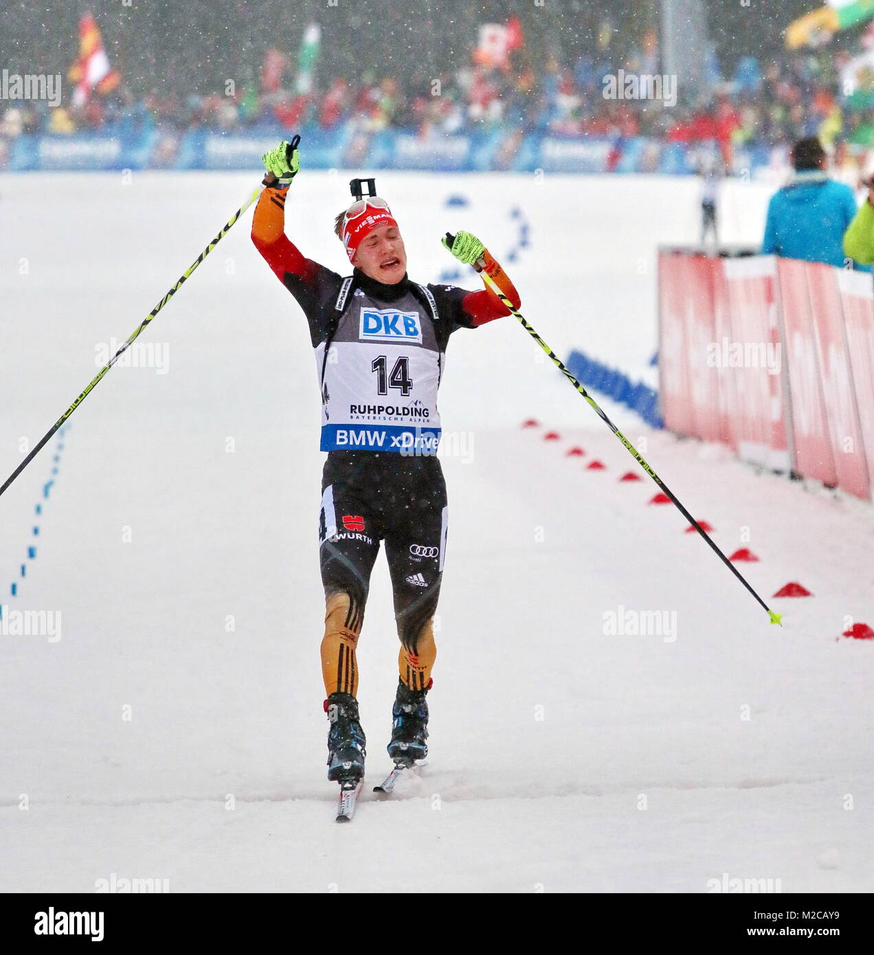 Mit verbissenem Gesicht und kleinem Ausfallschritt auf Rang sechs: Benedikt Doll beim IBU Weltcup Biathlon Sprint in Ruhpolding Stockfoto