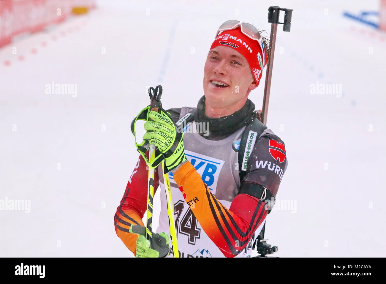 Benedikt DOLL (SZ Breitnau) freut sich im Ziel über den starken sechsten Rang beim IBU Weltcup Biathlon Sprint in Ruhpolding Stockfoto