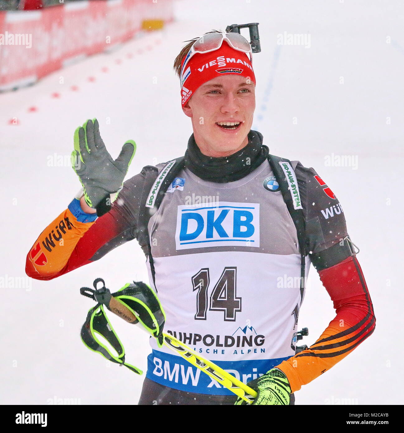 Benedikt Doll und der Blick zur Anzeigetafel mit der Freude über Rang sechs beim IBU Weltcup Biathlon Sprint in Ruhpolding Stockfoto