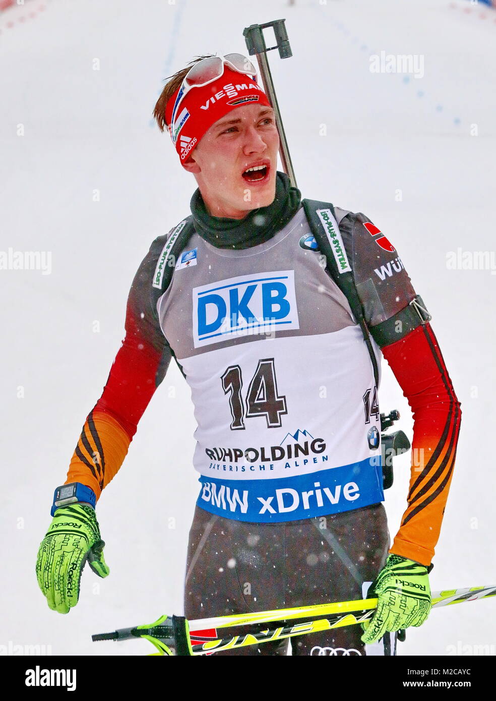 Benedikt Doll und der Blick zur Anzeigetafel mit der Freude über Rang sechs beim IBU Weltcup Biathlon Sprint in Ruhpolding Stockfoto