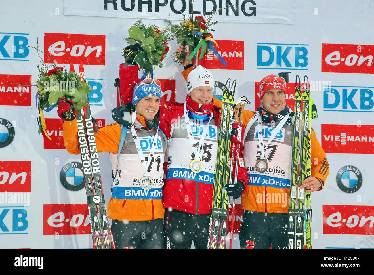 Siegertypen: Der Norweger Johannes Thingnes BOE (Bildmitte) hat den IBU Weltcup Biathlon Sprint in Ruhpolding gewonnen. Rang zwei ging ein Simon Schempp (links) von der SZ Uhingen - Å wurder Arnd Peiffer (WSV Clausthal-Zellerfeld) Stockfoto