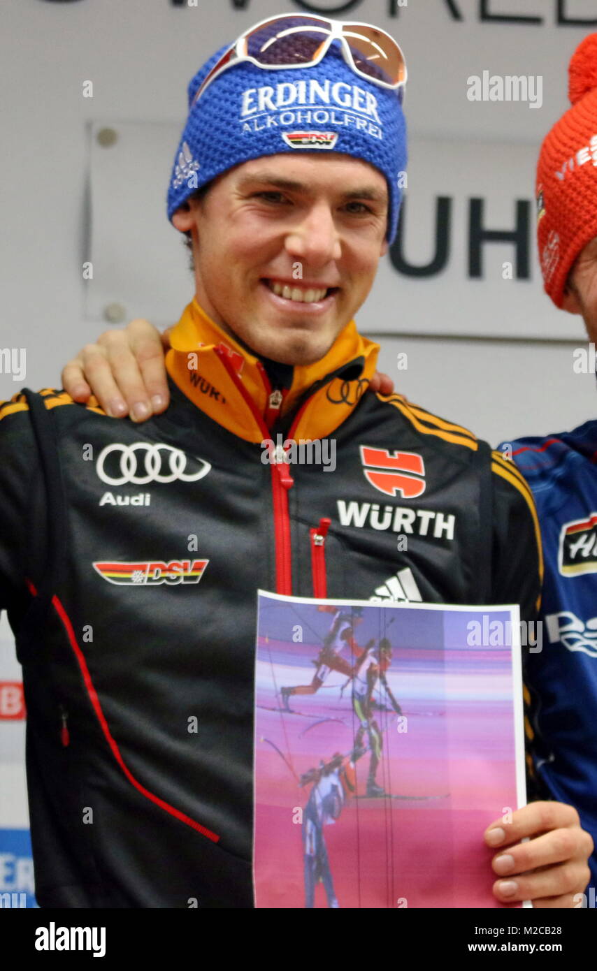 Simon Schempp (SZ Uhingen) präsentiert stolz das zielfoto beim IBU Weltcup Biathlon Massenstart Herren in Ruhpolding Stockfoto