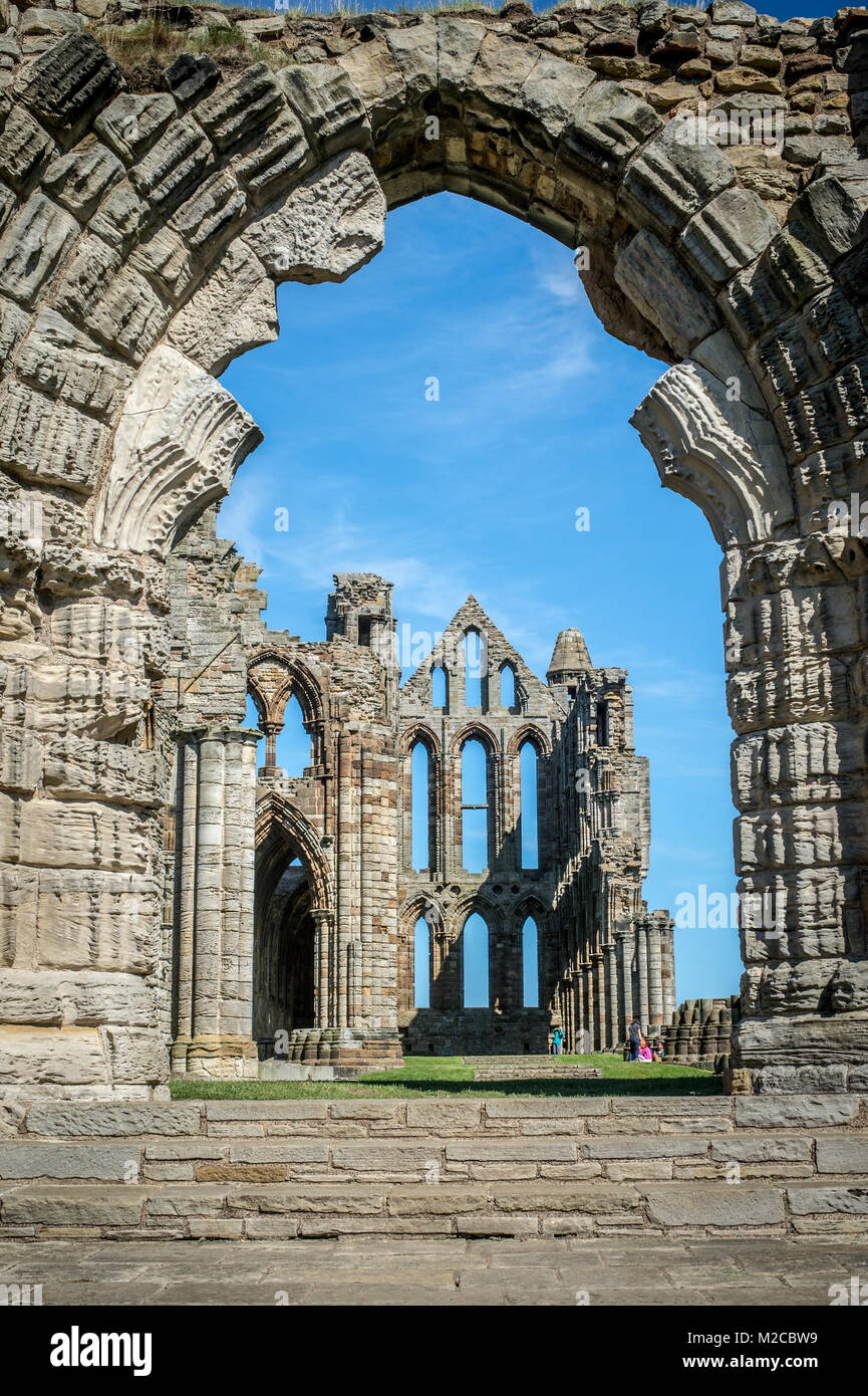 Torbogen frames äußere Struktur von Whitby Abbey, Whitby, Yorkshire, Großbritannien Stockfoto