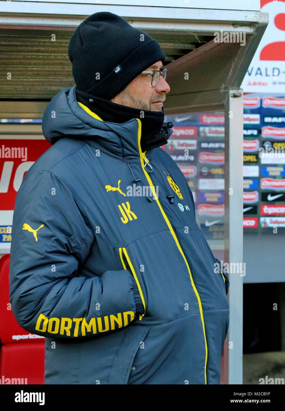 Winterlich eingepackt gegen die Kälte: Trainer Jürgen Klopp, Borussia Dortmund, Fußball-Bundesliga 14/15: 20. Spieltag, SC Freiburg gegen Borussia Dortmund Stockfoto