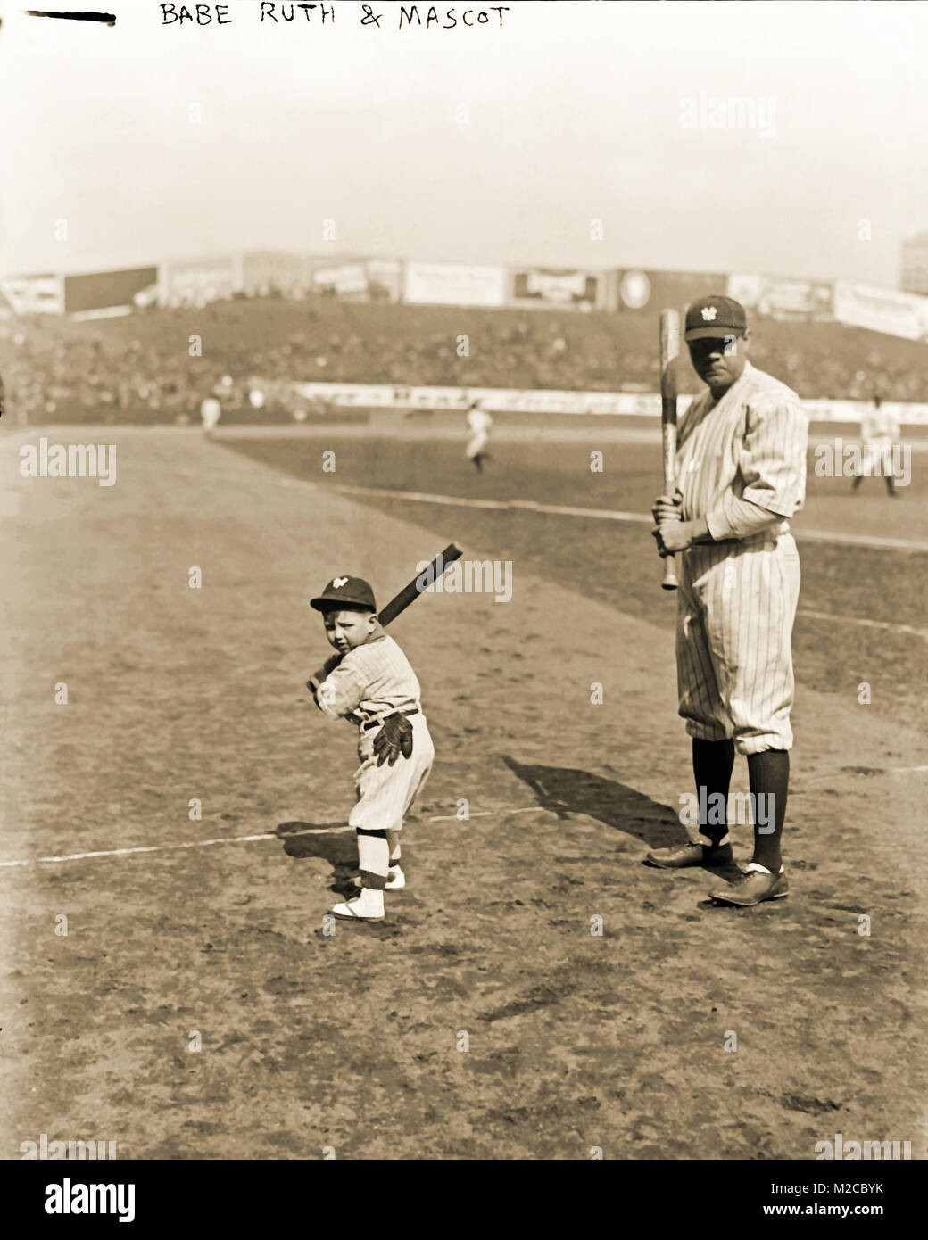 Babe Ruth und New York Yankees Maskottchen am Spieltag. Foto von der George  Grantham Bain Collection Stockfotografie - Alamy