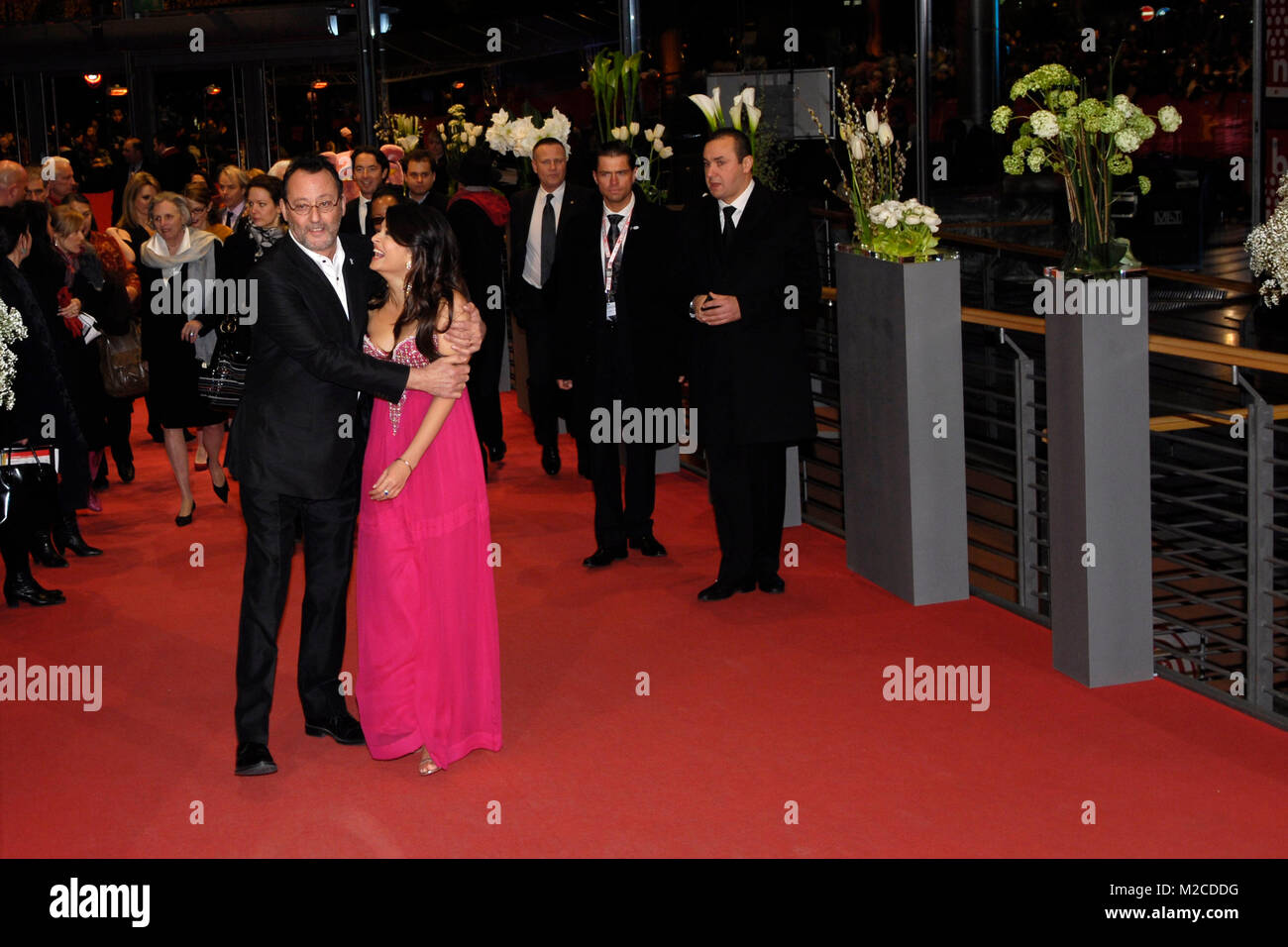Wis Jean Reno und Aishwarya Rai Bachchan bei der Premiere zu dem Film "Pink Panther 2 Sterben" (Der Rosarote Panther 2) im Rahmen der 59. Berlinale am 13.02.2009/Foto: Clemens Niehaus Stockfoto