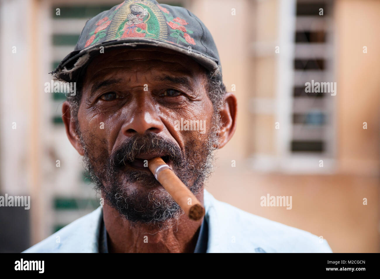 Eine kubanische Mann mit einer Zigarre im Mund in Havanna, Kuba. Stockfoto