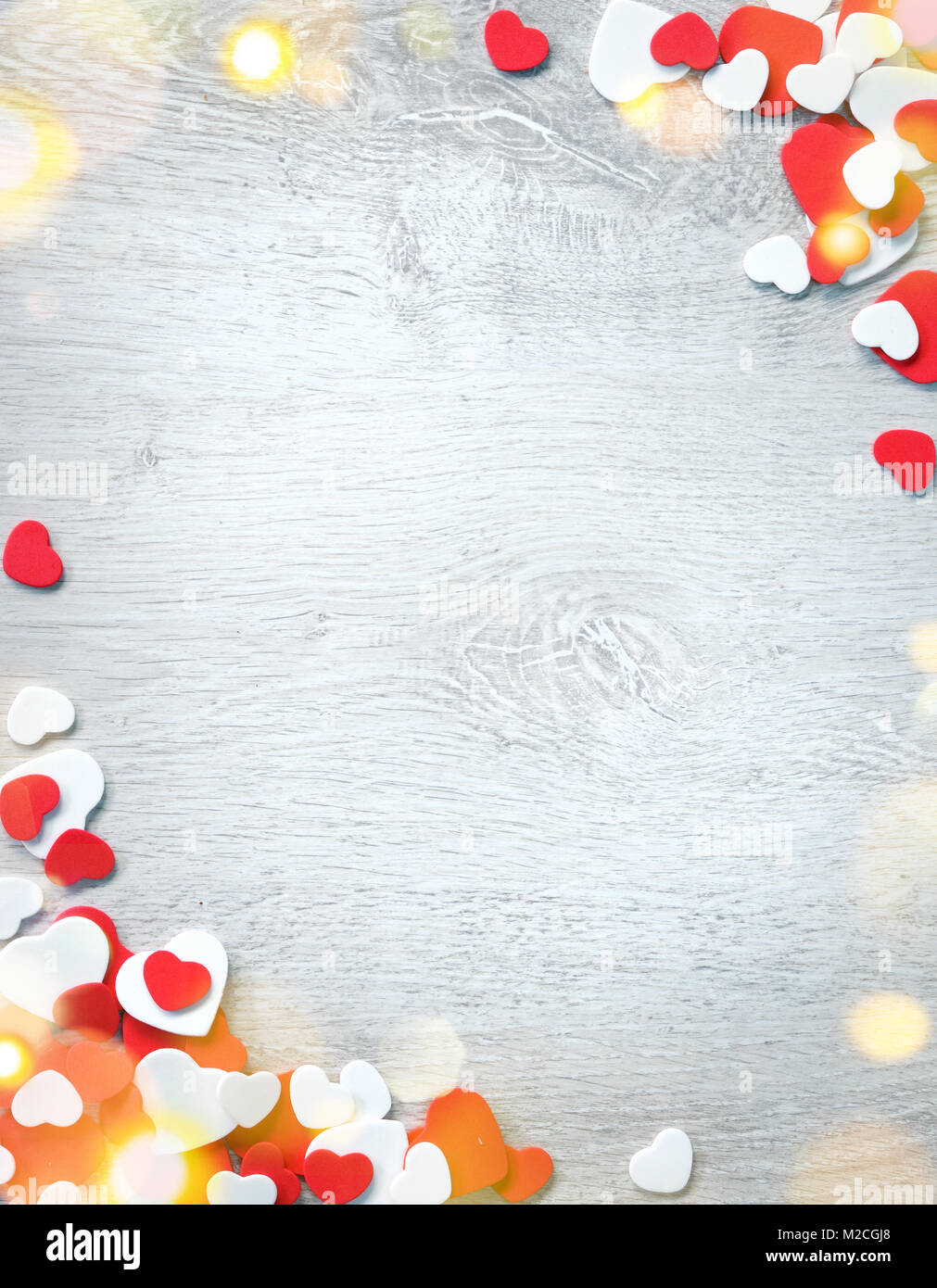Schönen romantischen Rahmen. Dekorative rote und weiße Herzen auf Holz- Hintergrund. Blick von oben. Liebe und St. Valentines Tag Konzept Stockfoto