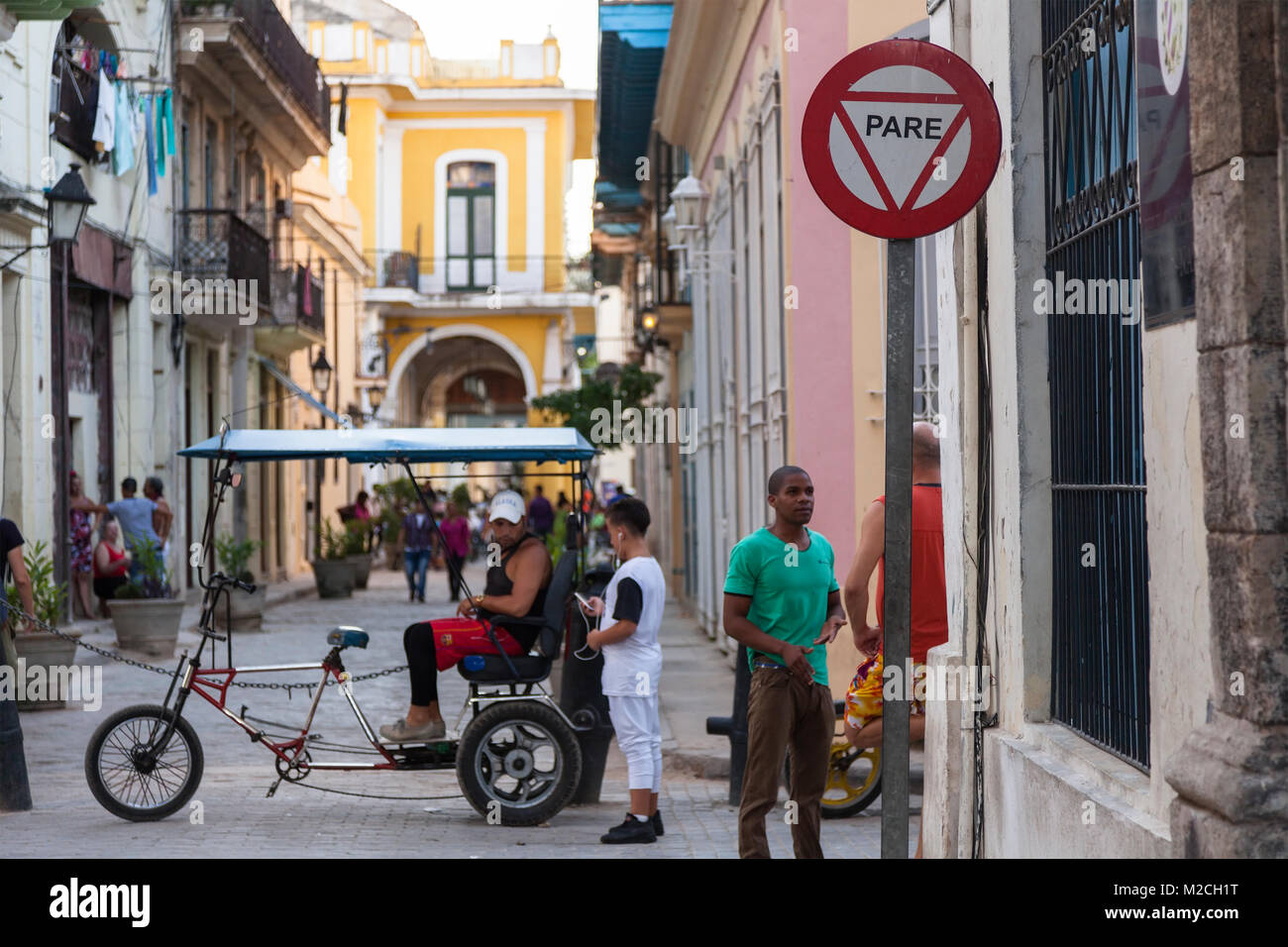 Ein stoppschild auf der Straße in Havanna, Kuba. Stockfoto