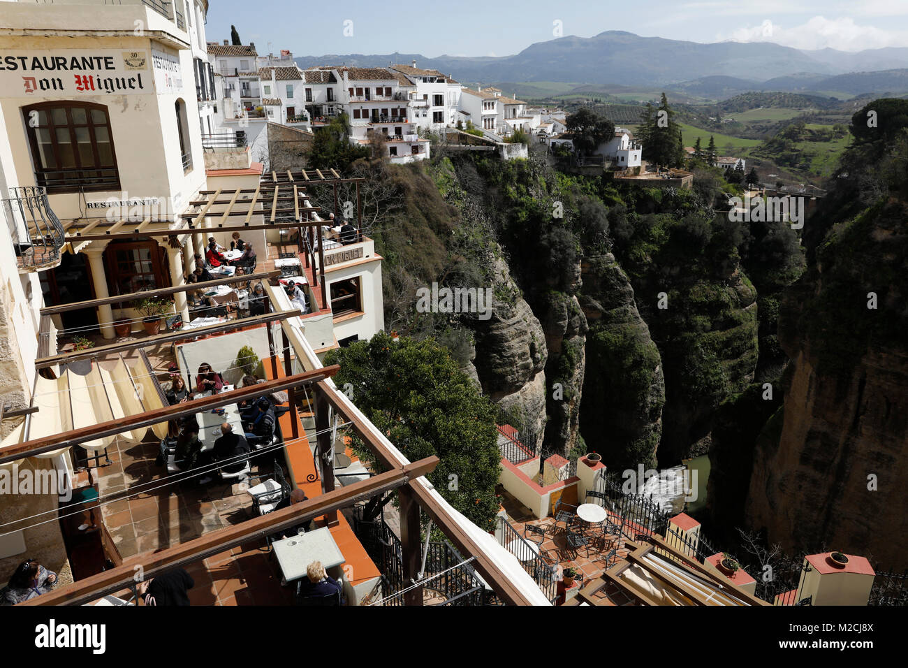 Die Stadt Ronda, in der spanischen Provinz Malaga, sitzt auf Berge umgeben von tiefen Schluchten Besucher mit Blick auf die dramatische Doppelzi. Stockfoto