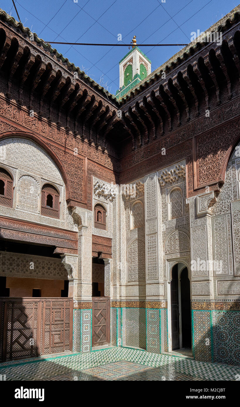 Innenhof der islamischen Schule Bou Inania Madrasa verziert mit typischen maurischen Architektur, Meknes, Marokko, Afrika Stockfoto