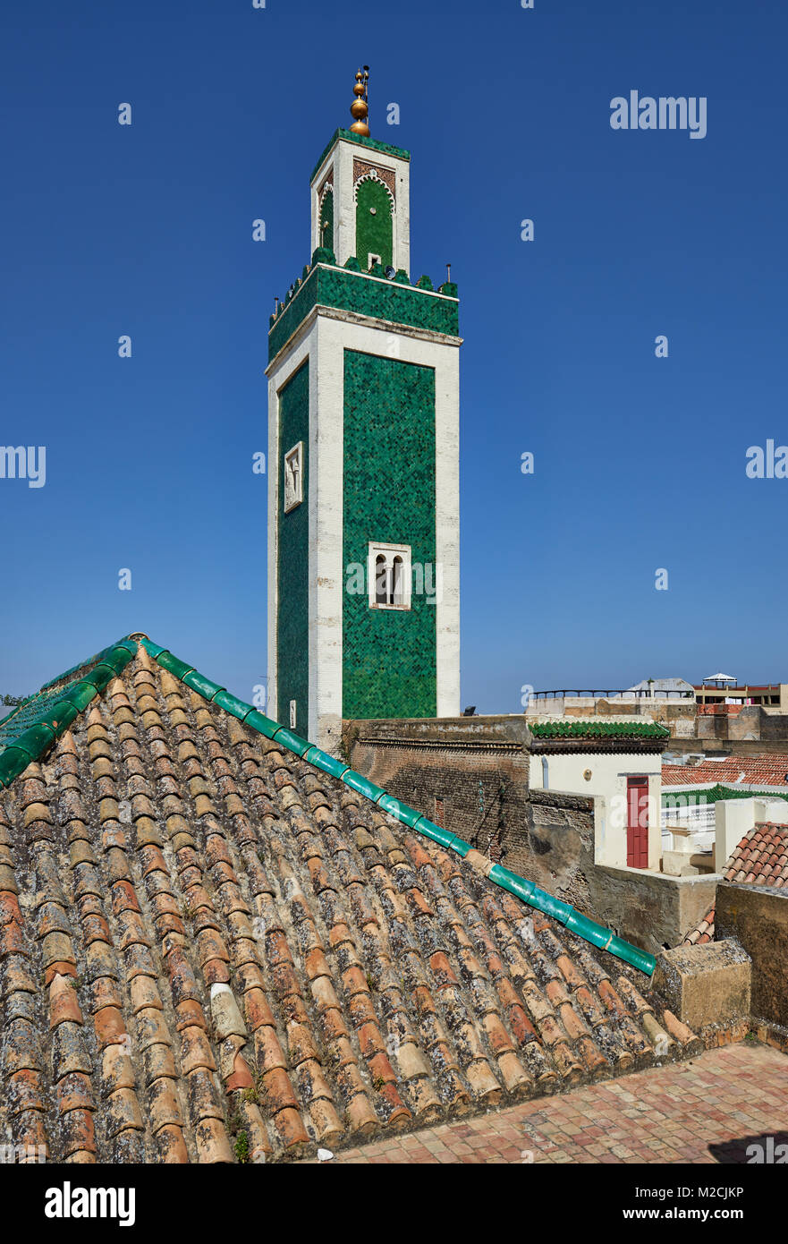 Blick vom Dach des Bou Inania Madrasa mit Minarett der Moschee und Grünen islamischen Dachziegel, Meknes, Marokko, Afrika Stockfoto