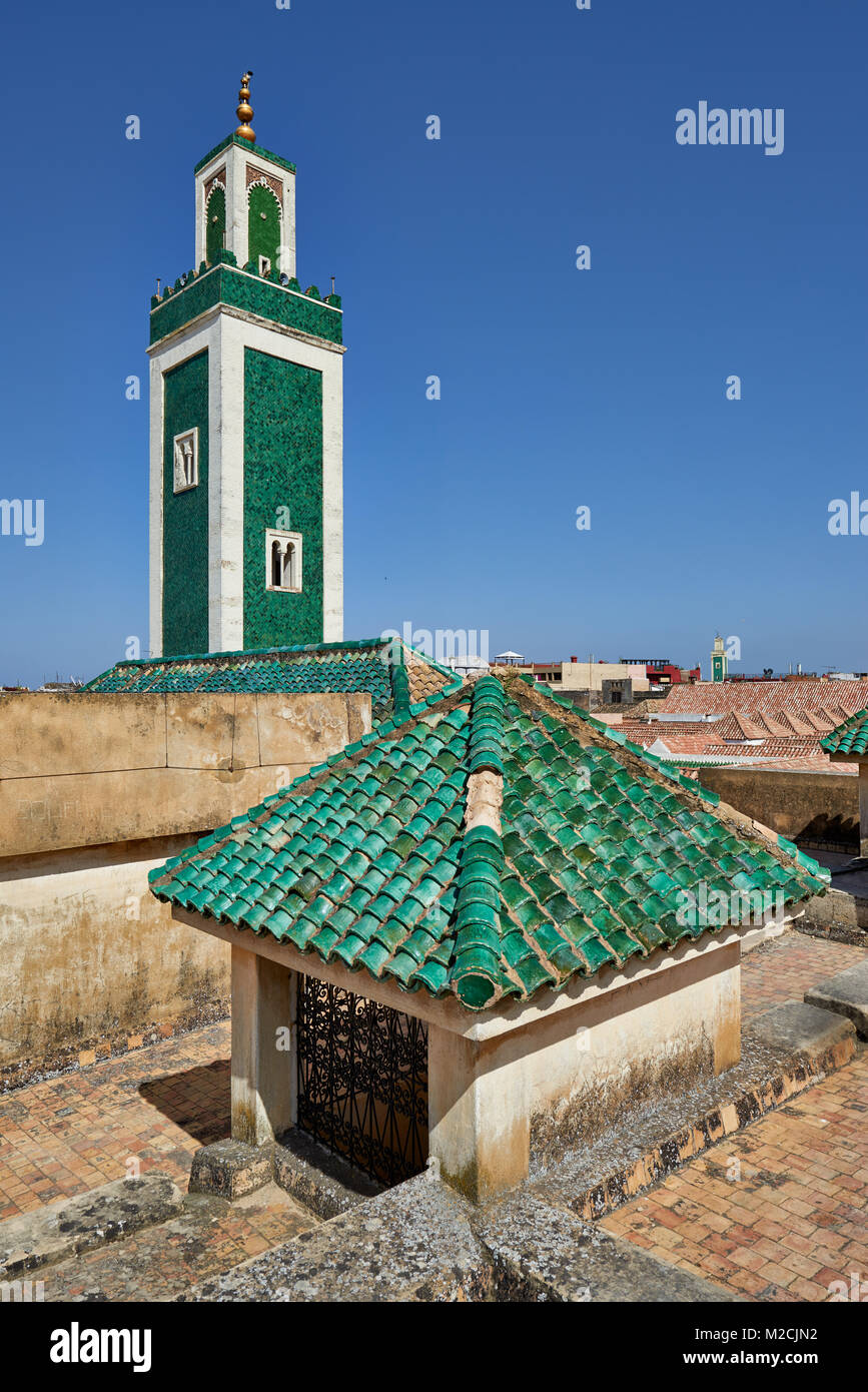 Blick vom Dach des Bou Inania Madrasa mit Minarett der Moschee und Grünen islamischen Dachziegel, Meknes, Marokko, Afrika Stockfoto