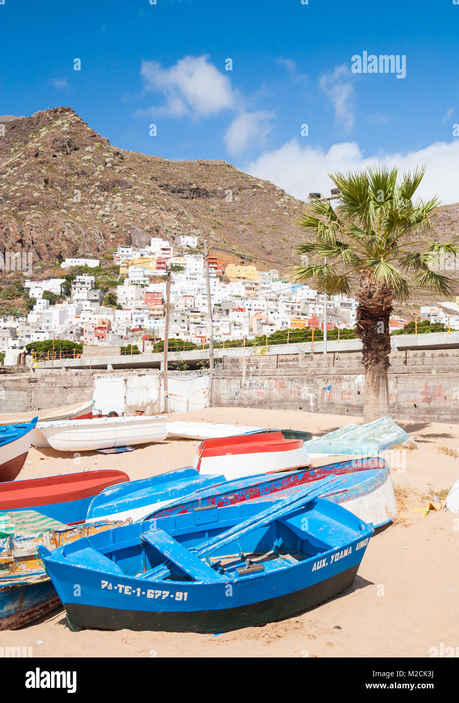 Fischerboote in Las Teresitas Strand in der Nähe von Santa Cruz auf Teneriffa, Kanarische Inseln, Spanien Stockfoto