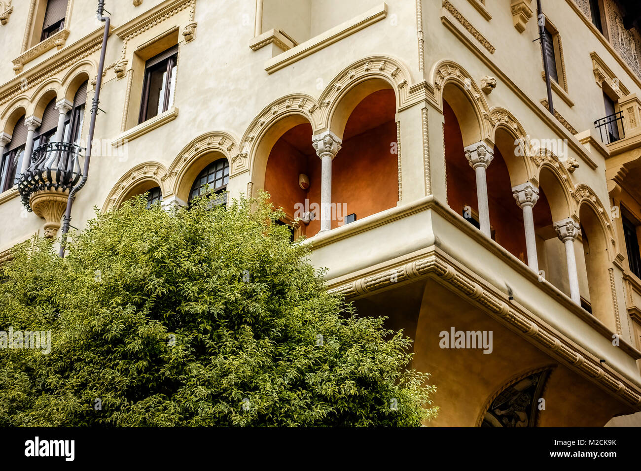 Hausgebäude Außenfassade mit antiken Fenstern und Balkonen. Architekt Gino Coppedè. Art déco-Stil. Rom, Italien, EU. Nahaufnahme, Nahaufnahme. Stockfoto