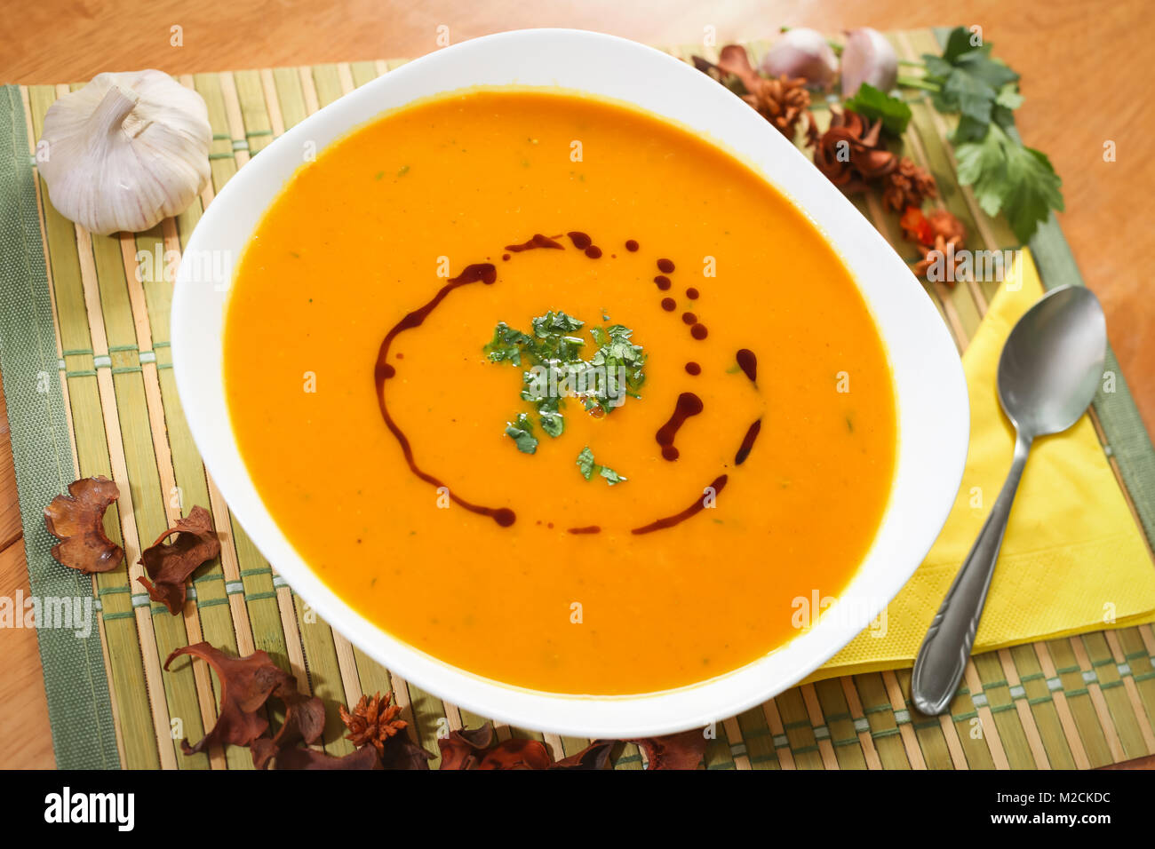 Kürbissuppe in einer weißen Schüssel gewürzt mit Petersilie und Kürbiskernöl. Stockfoto