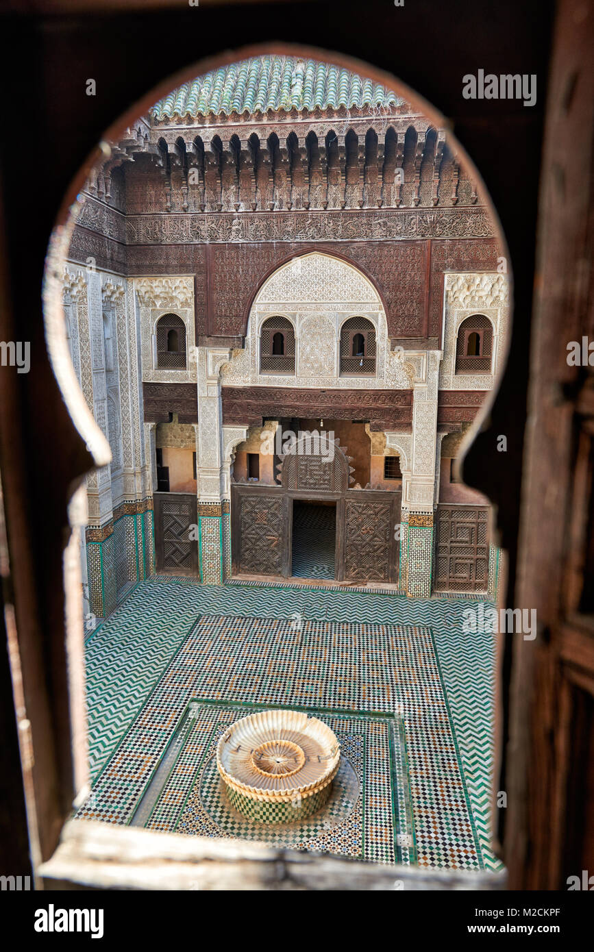 Innenhof der islamischen Schule Bou Inania Madrasa verziert mit typischen maurischen Architektur, Meknes, Marokko, Afrika Stockfoto