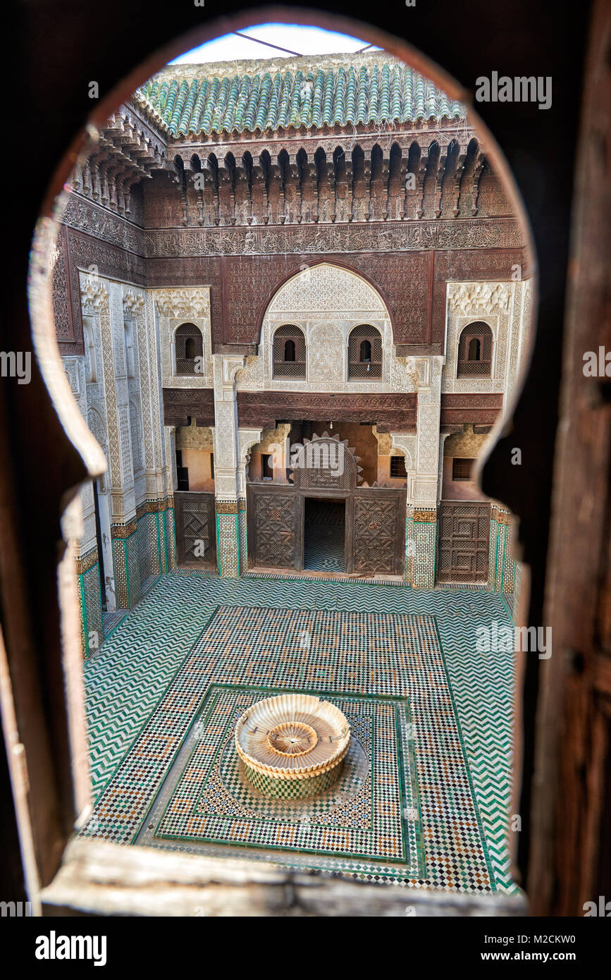 Innenhof der islamischen Schule Bou Inania Madrasa verziert mit typischen maurischen Architektur, Meknes, Marokko, Afrika Stockfoto