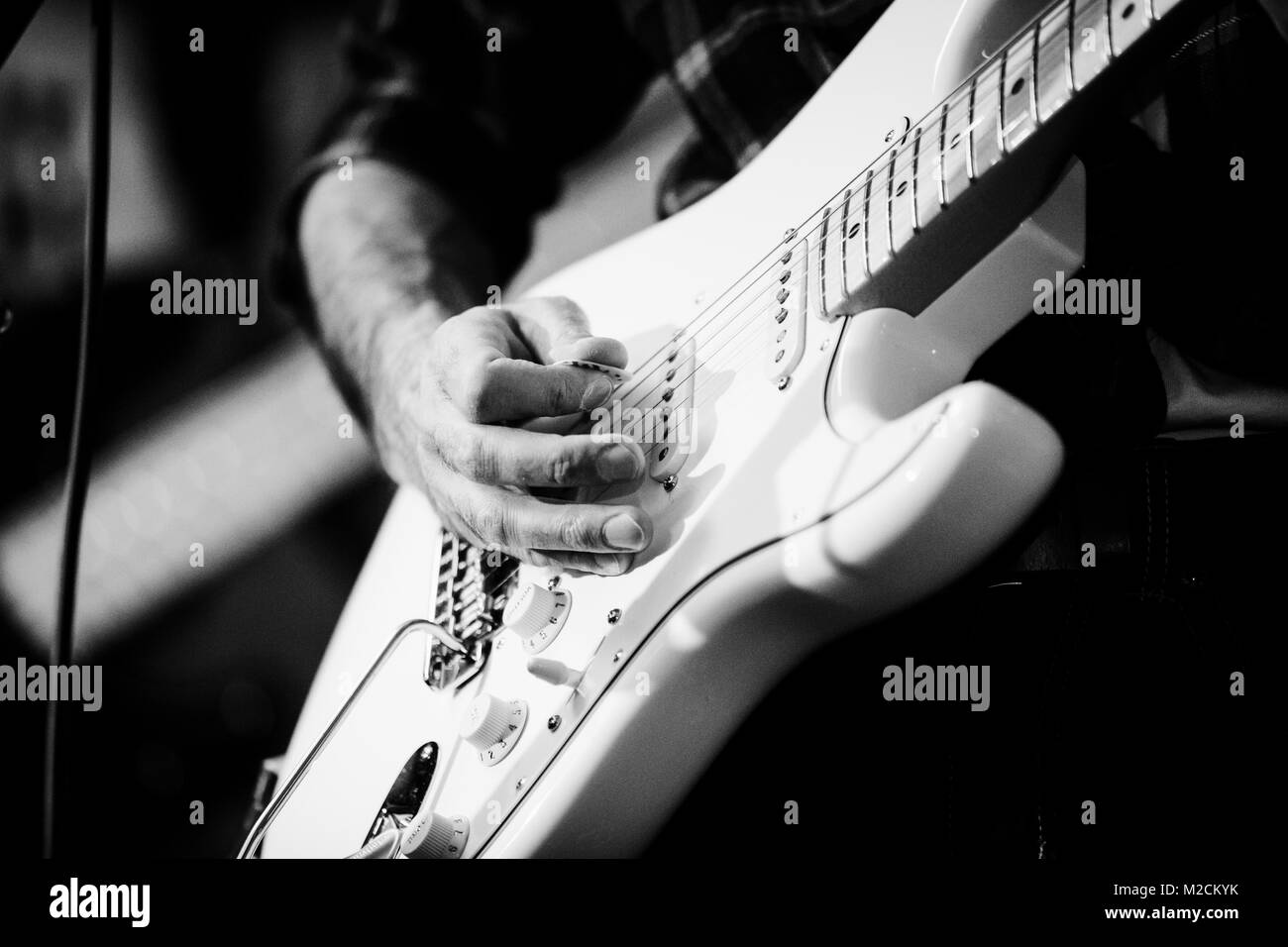 Künstler spielen E-Gitarre auf die Bühne solo Stockfoto