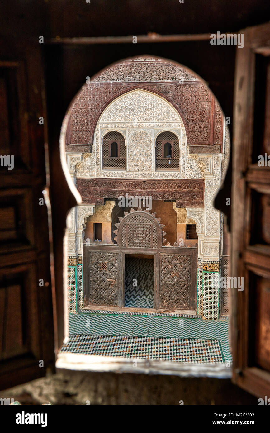Innenhof der islamischen Schule Bou Inania Madrasa verziert mit typischen maurischen Architektur, Meknes, Marokko, Afrika Stockfoto