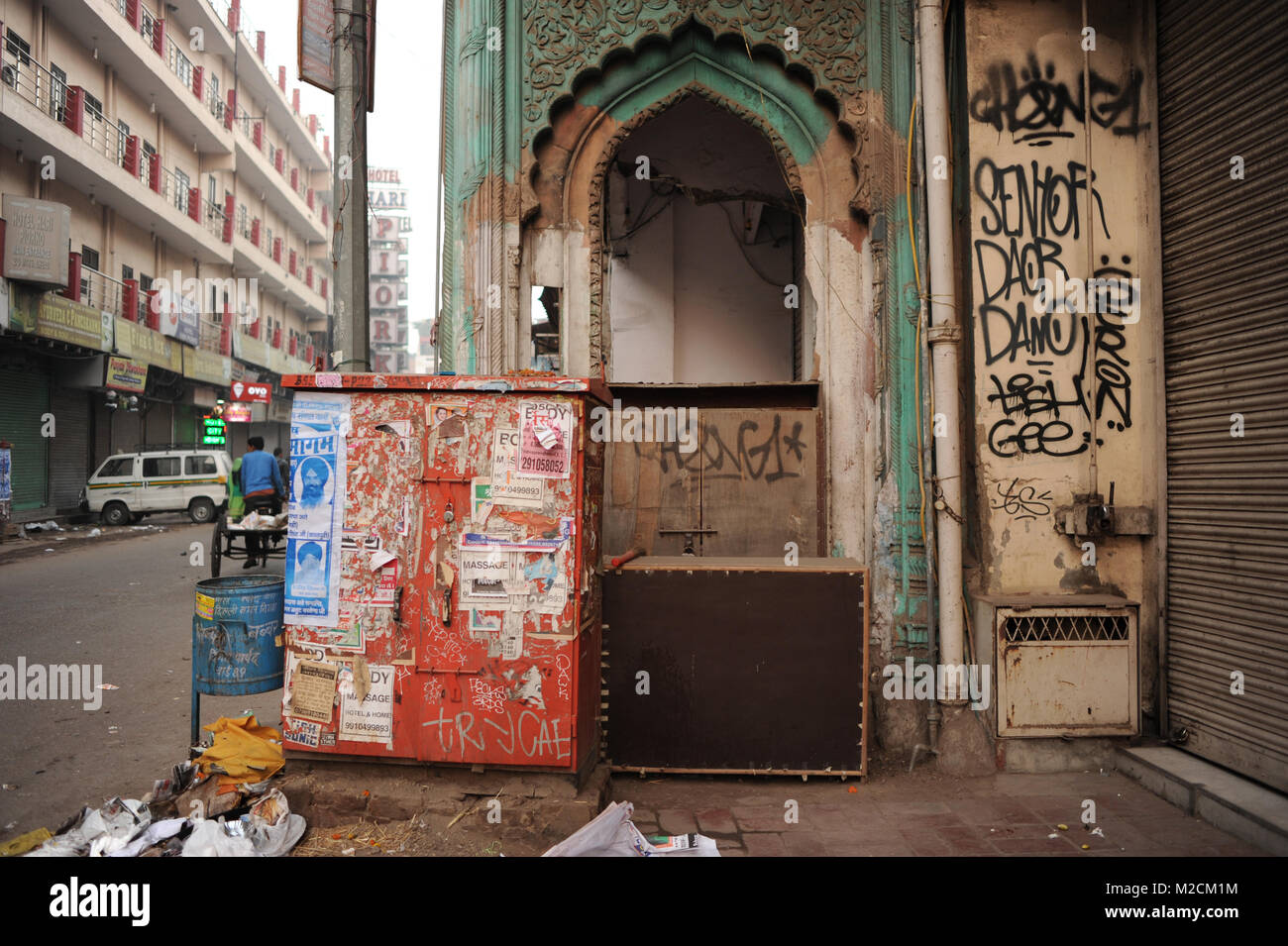 Eine Tür in Paharganj Straße, Indien Stockfoto