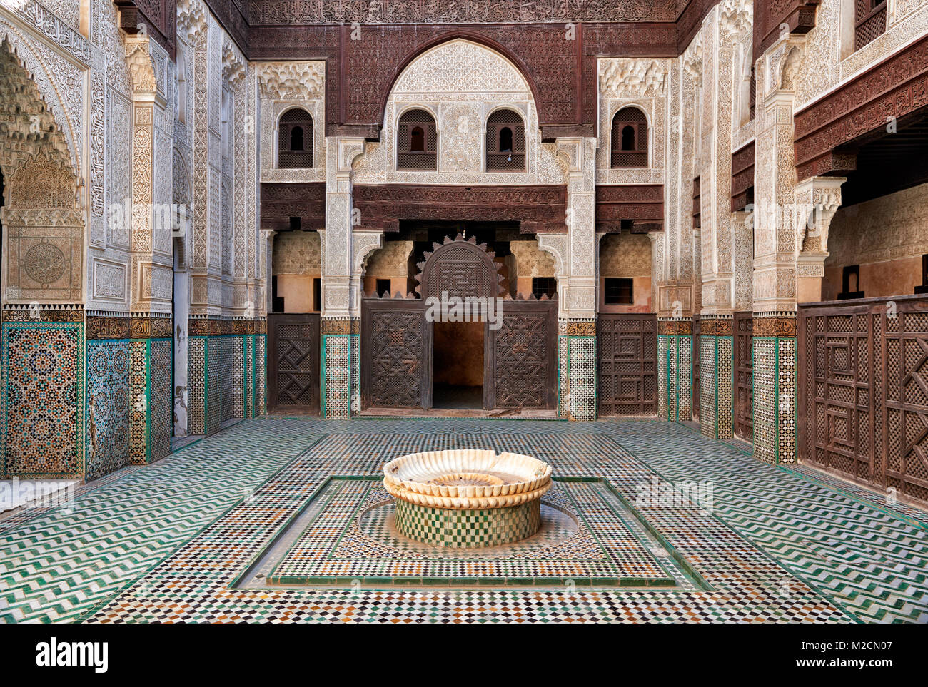 Innenhof der islamischen Schule Bou Inania Madrasa verziert mit typischen maurischen Architektur, Meknes, Marokko, Afrika Stockfoto