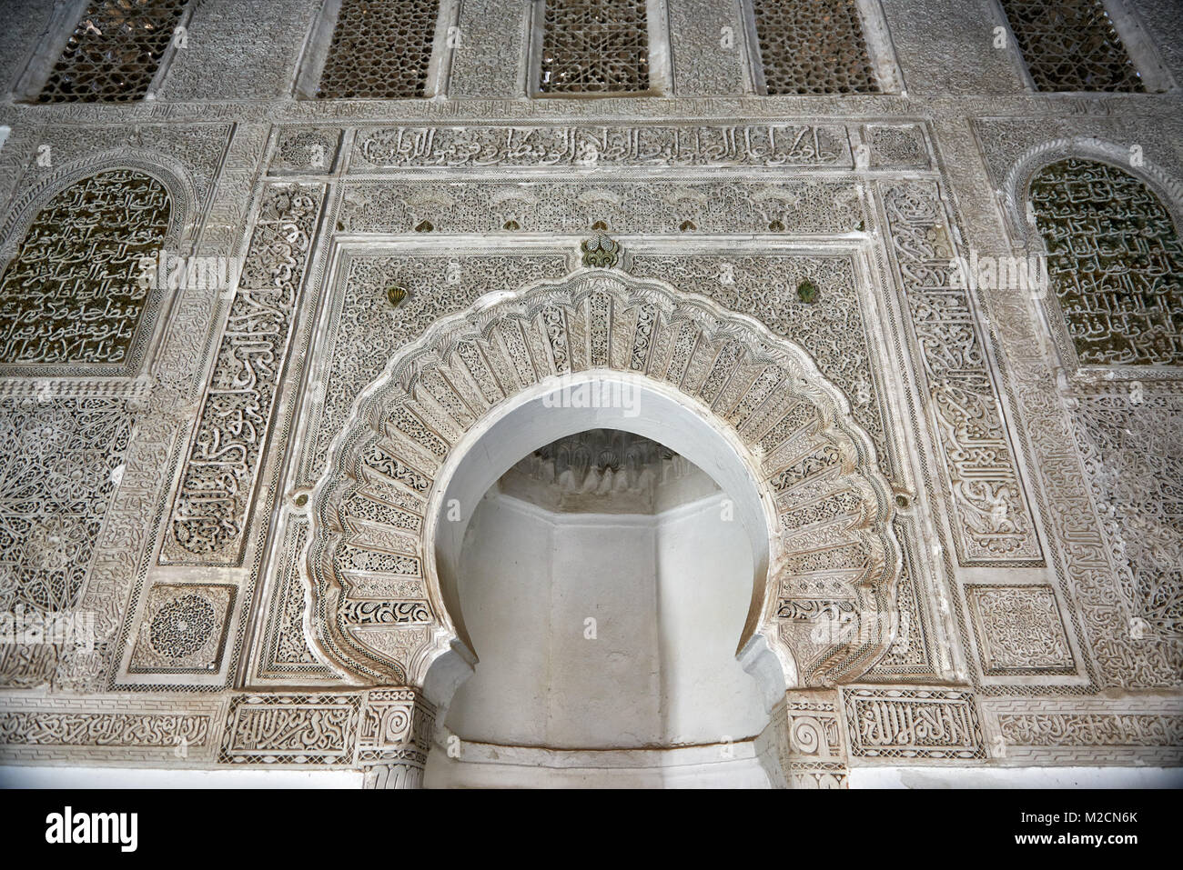 Innenhof der islamischen Schule Bou Inania Madrasa verziert mit typischen maurischen Architektur, Meknes, Marokko, Afrika Stockfoto