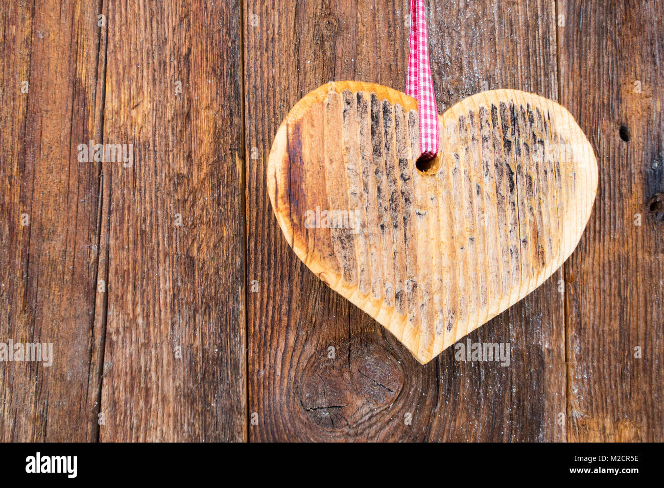 Herz, Holz, Hintergrund, Baum, Liebe, Holz-, Dekoration, Symbol, Karte, Tag, Herz, Feier, Geschenk, romantisch, Valentine, geschnitzt, rustikal, Vintage, b Stockfoto